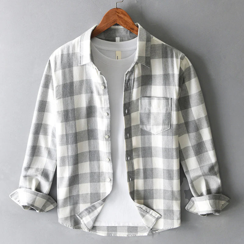 Camisa masculina de xadrez com botão na frente, bolso no peito e corte regular