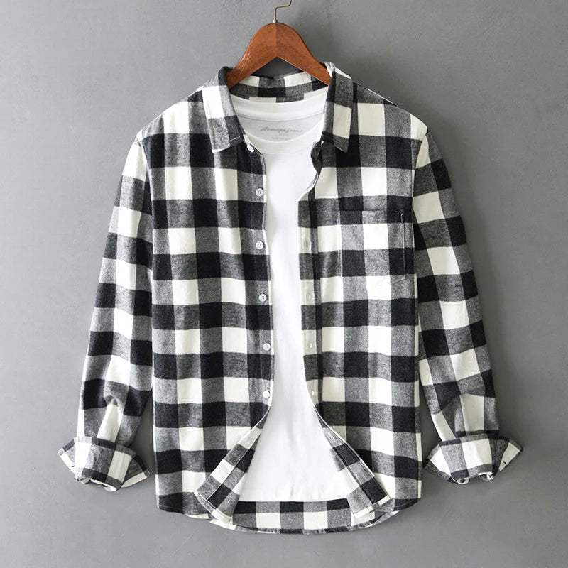 Camisa masculina de xadrez com botão na frente, bolso no peito e corte regular