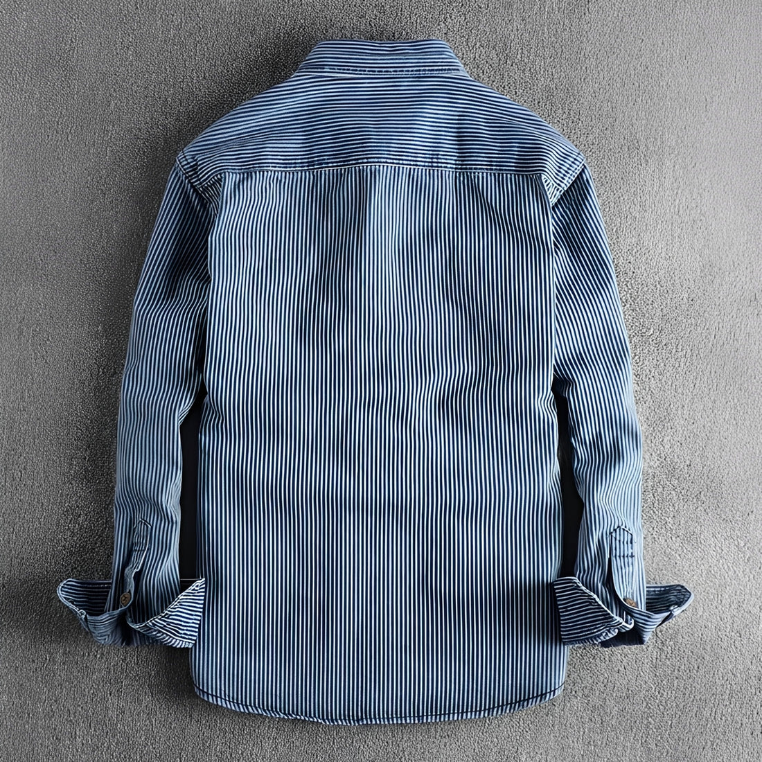 Camisa masculina listrada manga longa com botões e dois bolsos no peito