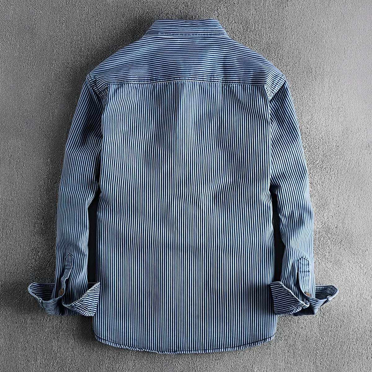 Camisa masculina listrada manga longa com botões e dois bolsos no peito