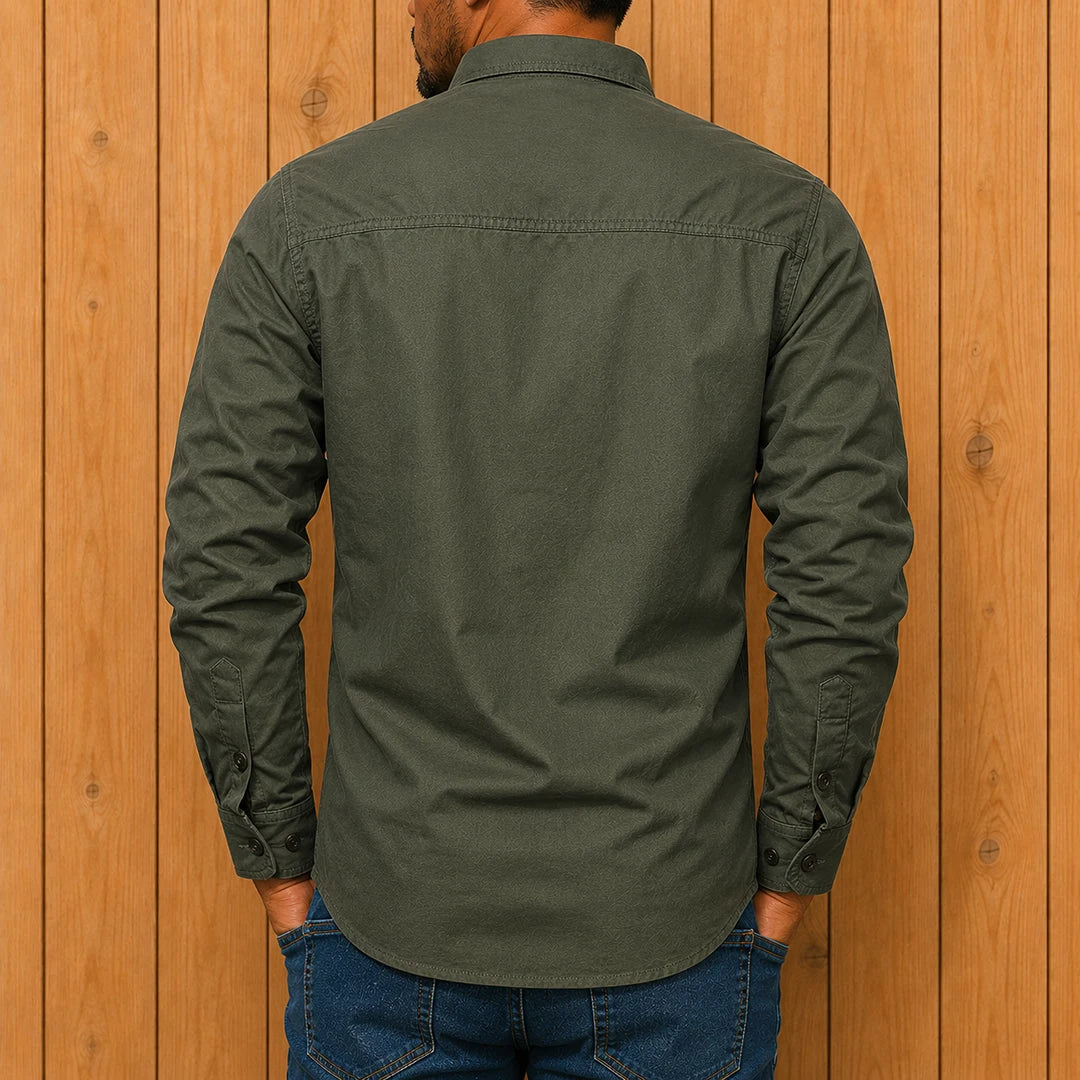 Camisa masculina utilitária de manga longa com dois bolsos no peito e fechamento de botões