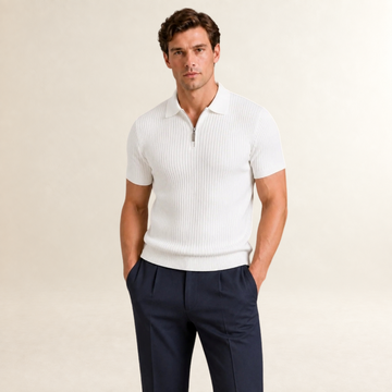 Camisa polo masculina com fechamento por zíper, gola polo e estampa riscada