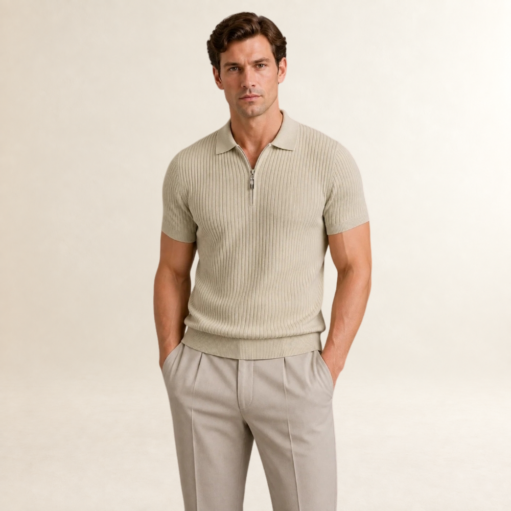 Camisa polo masculina com fechamento por zíper, gola polo e estampa riscada