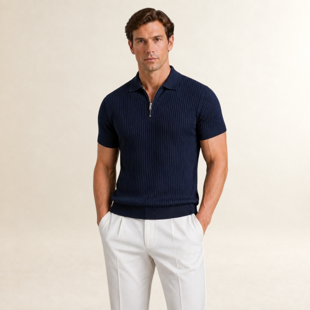 Camisa polo masculina com fechamento por zíper, gola polo e estampa riscada