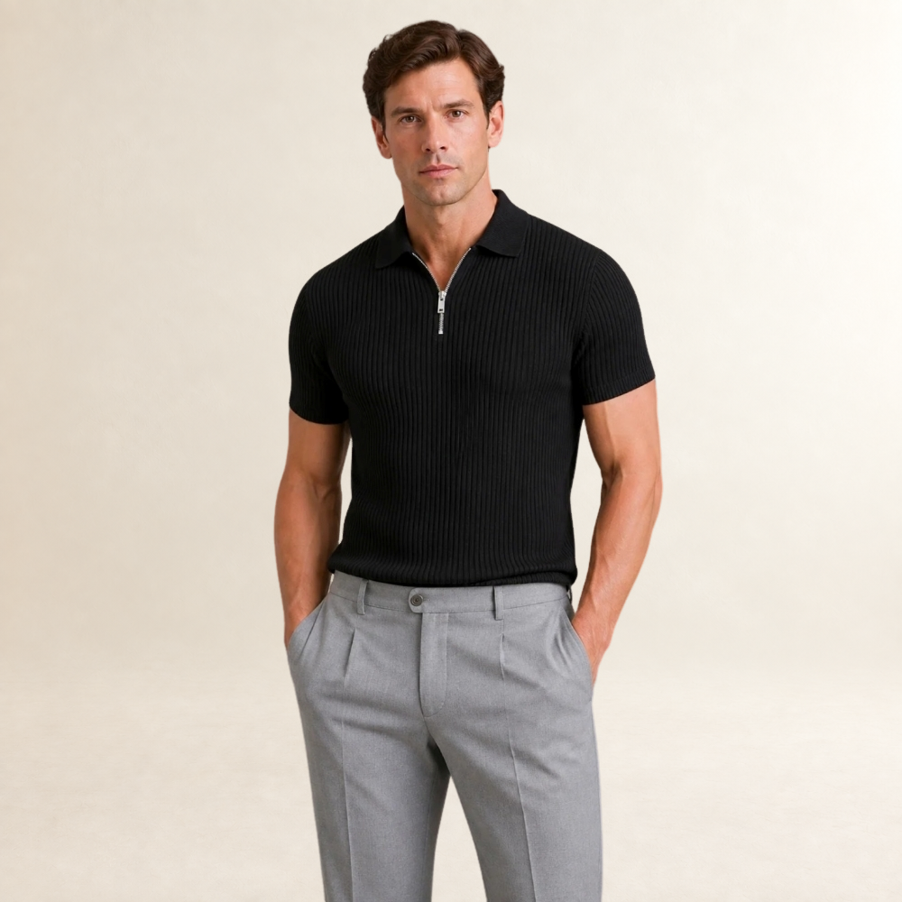 Camisa polo masculina com fechamento por zíper, gola polo e estampa riscada