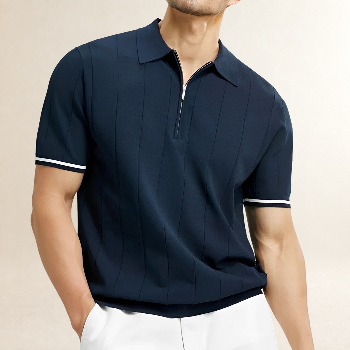 Camisa polo masculina de manga curta com zíper e listras verticais - caimento ajustado