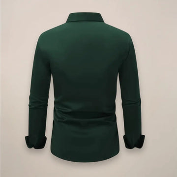 Camisa social masculina de manga longa com fechamento de botões e caimento slim