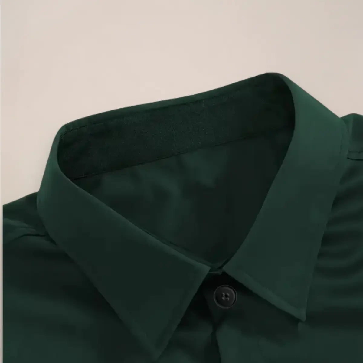 Camisa social masculina de manga longa com fechamento de botões e caimento slim