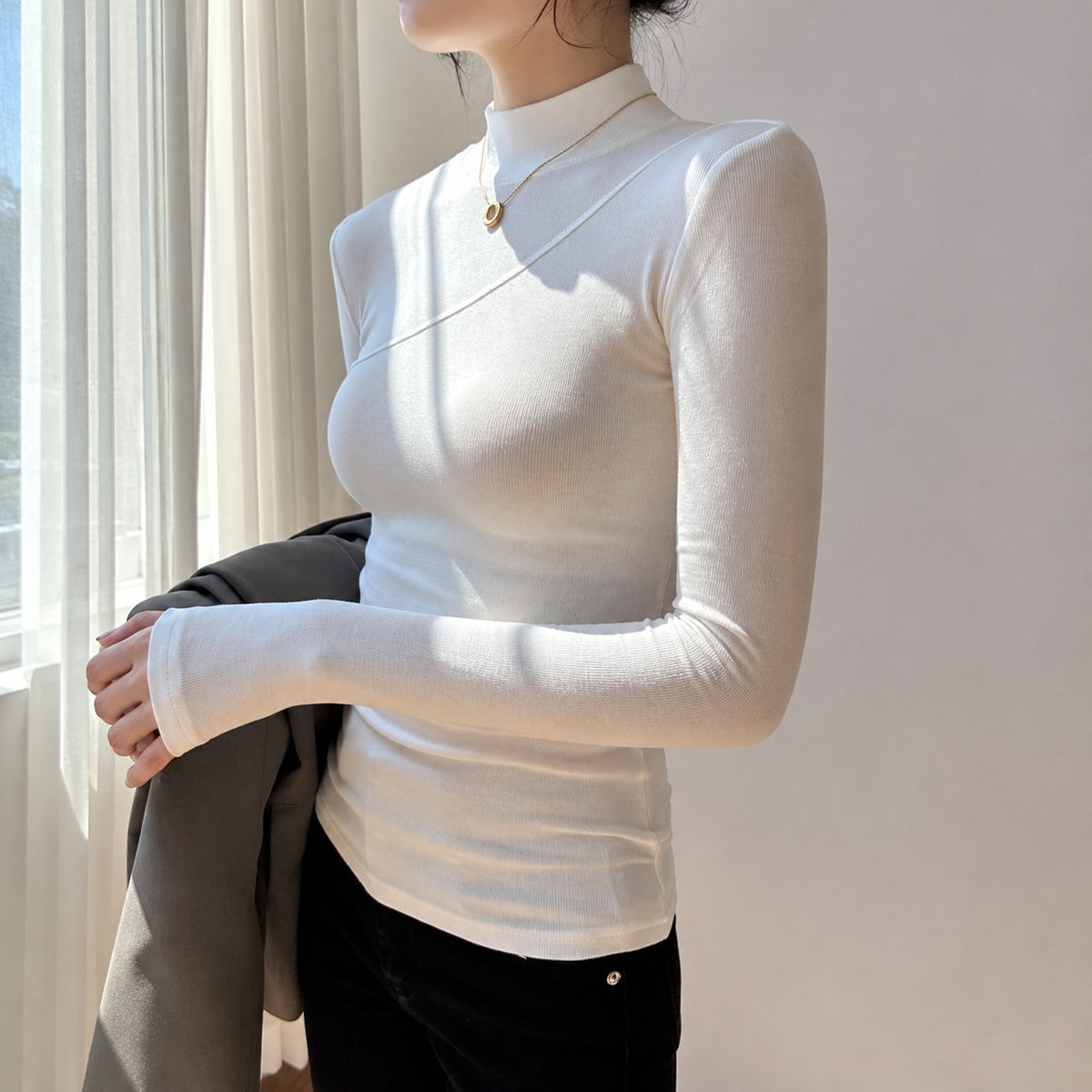Camiseta manga longa feminina gola mock assimétrica ajuste slim