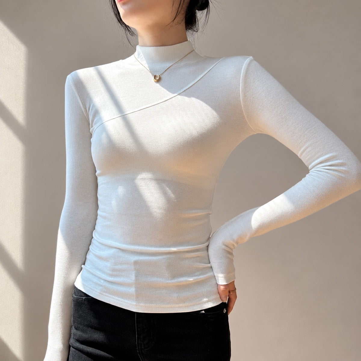 Camiseta manga longa feminina gola mock assimétrica ajuste slim