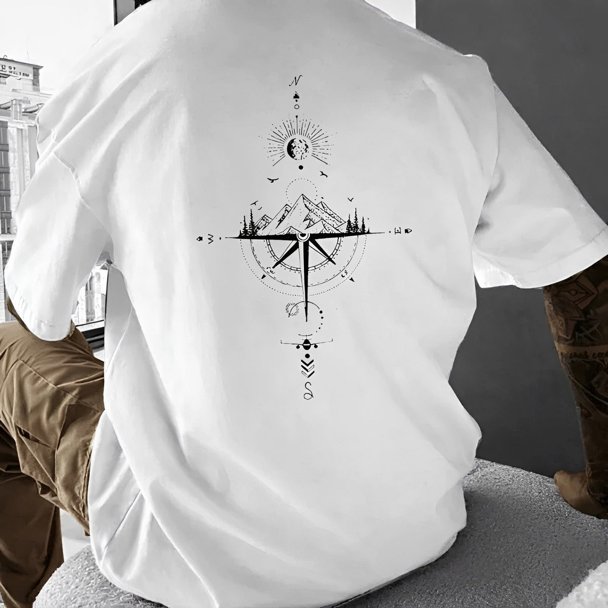 Camiseta Masculina de Gola Careca de Corte Regular com Estampa nas Costas