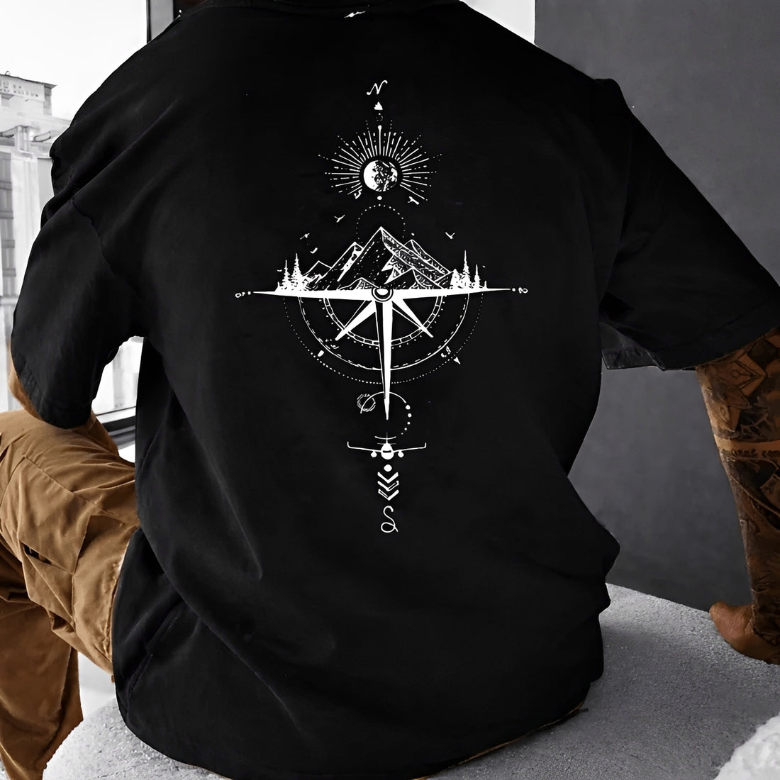Camiseta Masculina de Gola Careca de Corte Regular com Estampa nas Costas