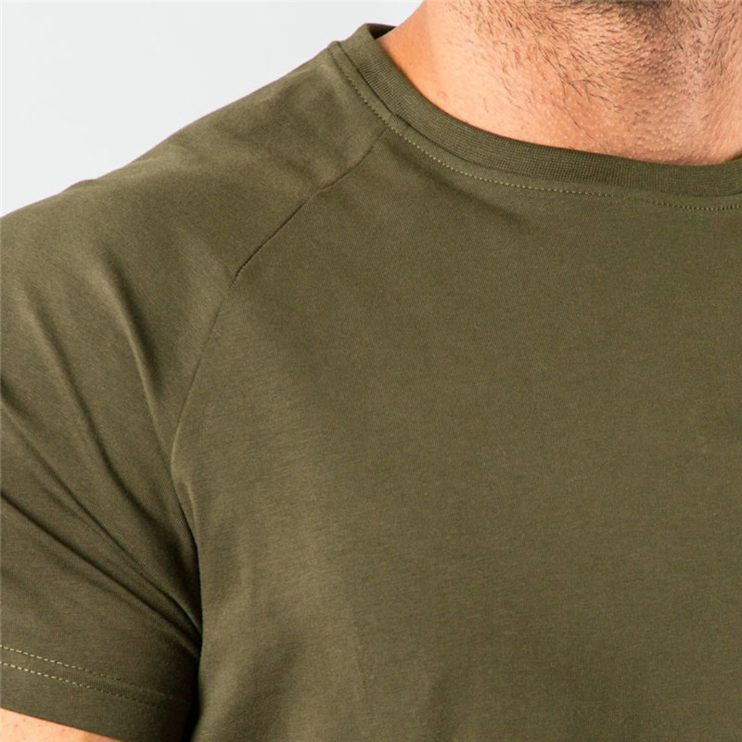 Camiseta Masculina de Manga Curta Raglan com Caimento Slim e Bainha Curvada