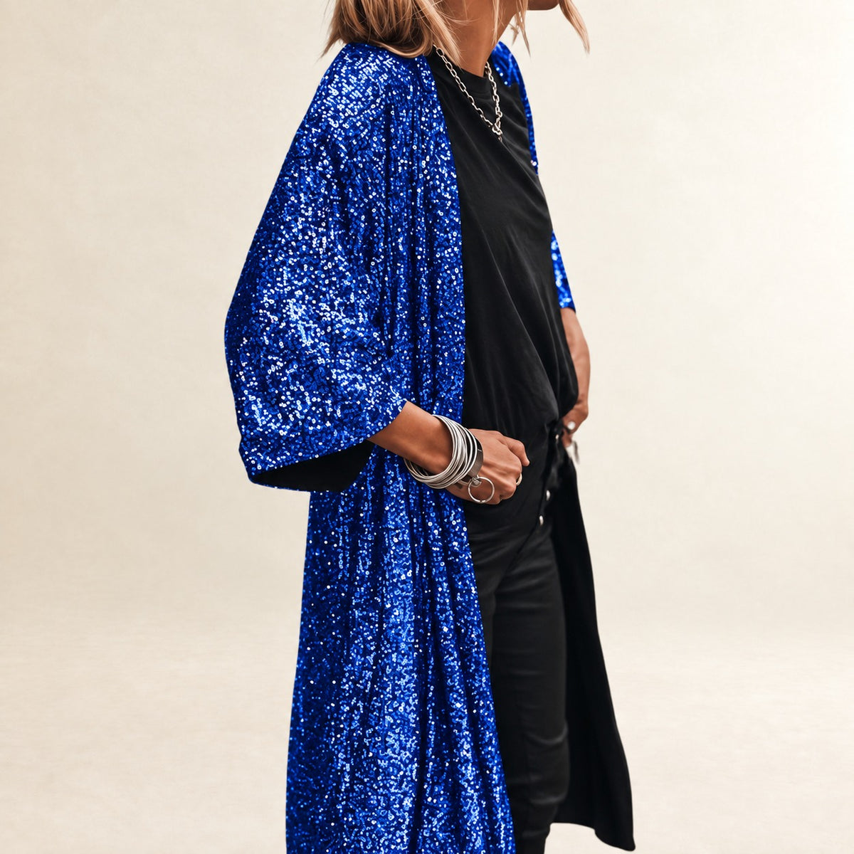 Cardigã feminino de comprimento até panturrilha com abertura frontal, mangas em sino e adorno refletivo