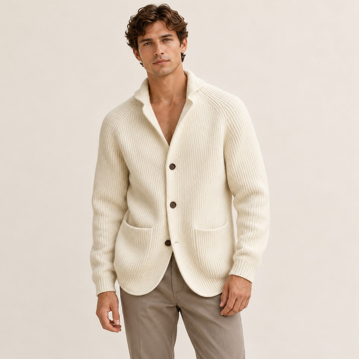 Cardigã masculino com botões na frente, gola Shawl, mangas Raglan e bolsos aplicados - ajuste tailored