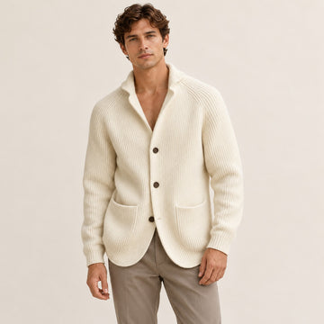 Cardigã masculino com botões na frente, gola Shawl, mangas Raglan e bolsos aplicados - ajuste tailored