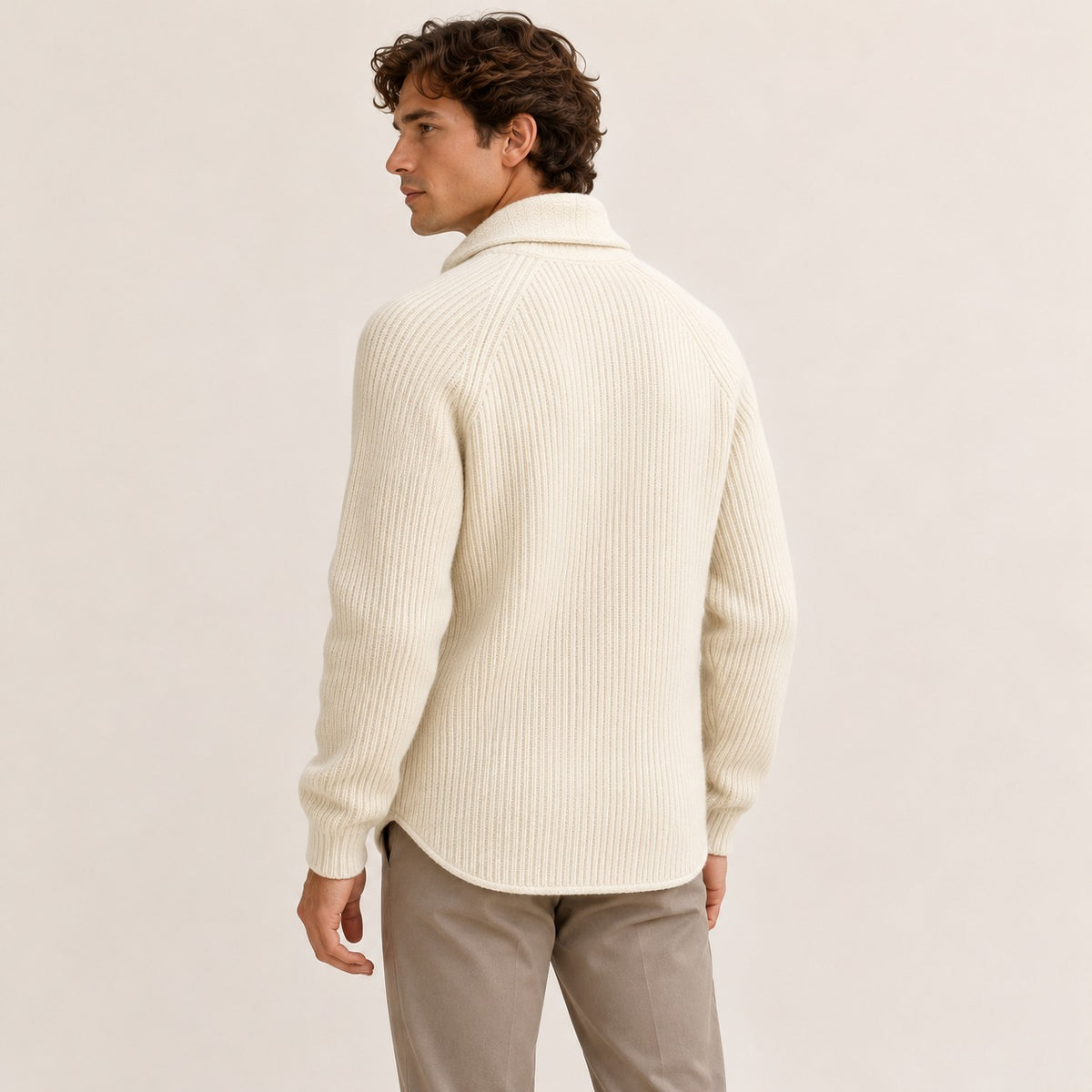 Cardigã masculino com botões na frente, gola Shawl, mangas Raglan e bolsos aplicados - ajuste tailored