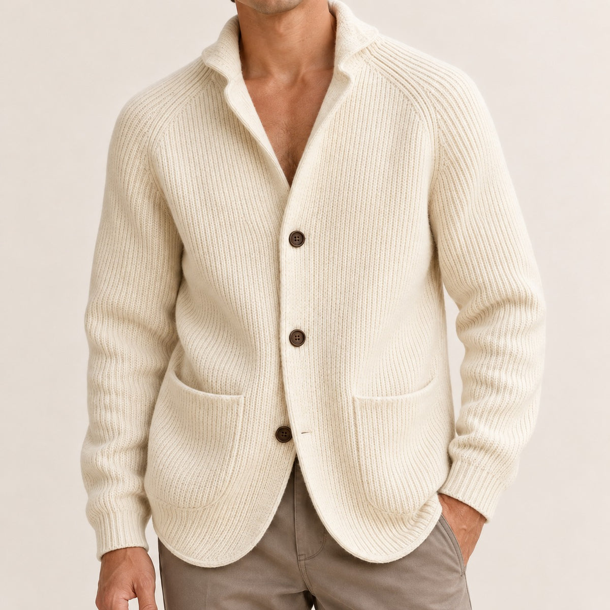 Cardigã masculino com botões na frente, gola Shawl, mangas Raglan e bolsos aplicados - ajuste tailored