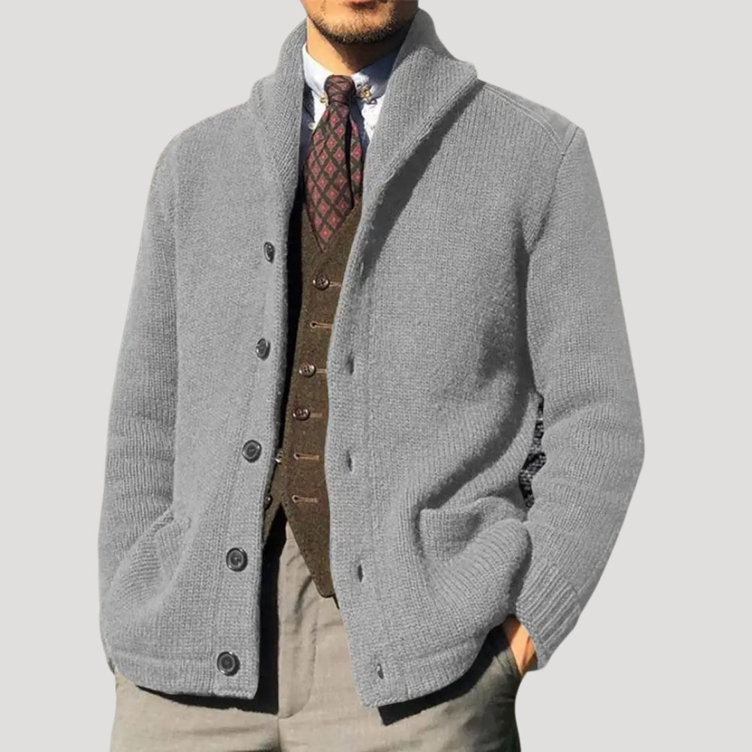 Cardigã masculino com gola shawl, fechamento de botões e cotoveleiras