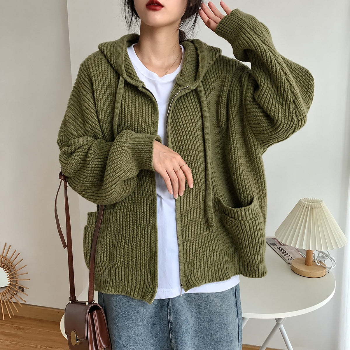 Cardigan com capuz feminino - fechamento de zíper, bolsos e modelagem oversized