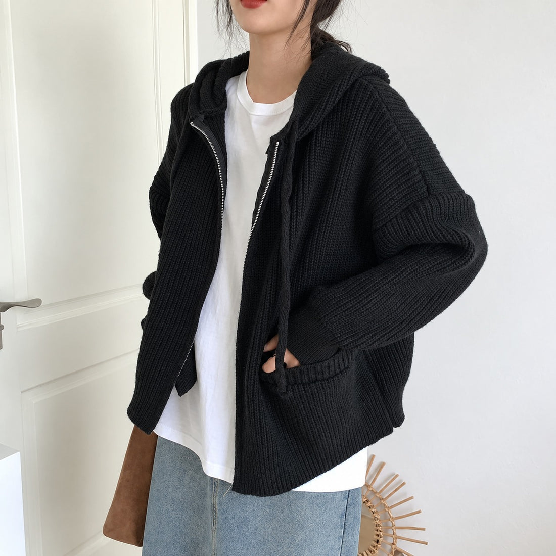 Cardigan com capuz feminino - fechamento de zíper, bolsos e modelagem oversized