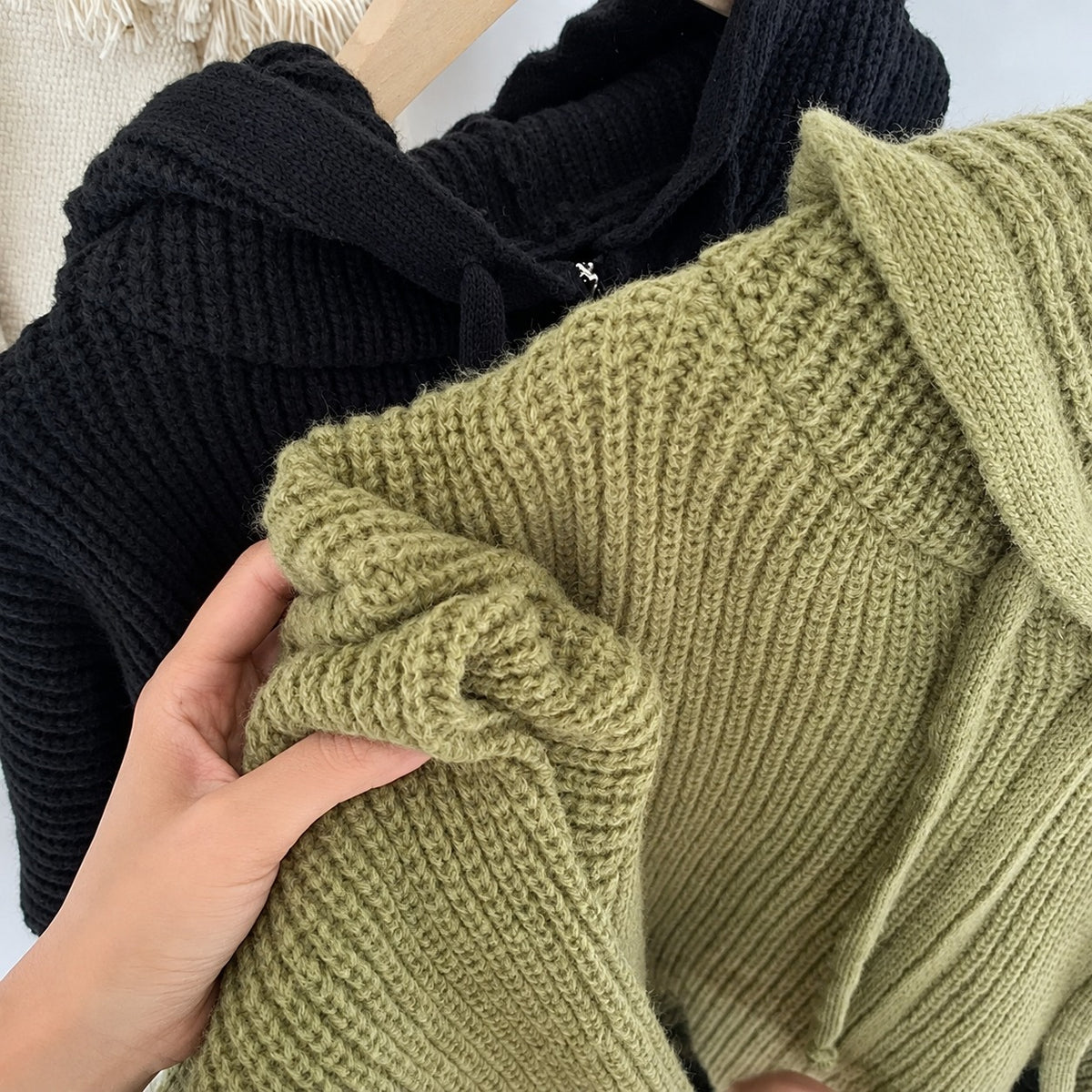 Cardigan com capuz feminino - fechamento de zíper, bolsos e modelagem oversized