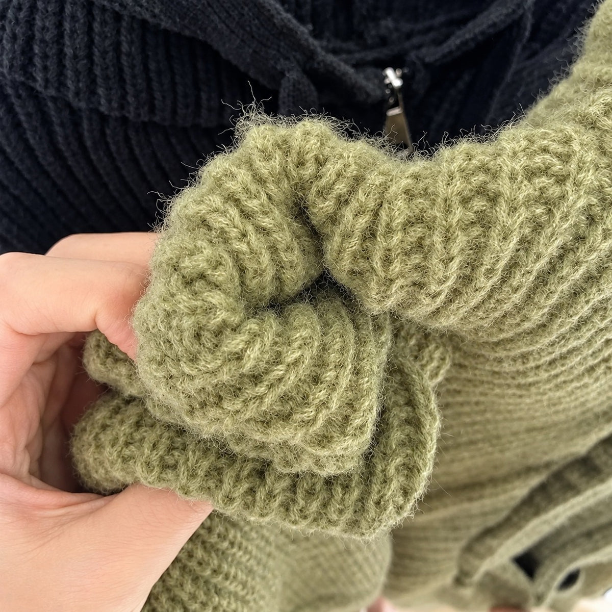 Cardigan com capuz feminino - fechamento de zíper, bolsos e modelagem oversized