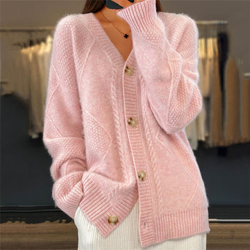 Cardigan de mulher com V | fechamento por botões dianteiros, faixa de cable trim e padrões em painel diamante, silhueta relaxed