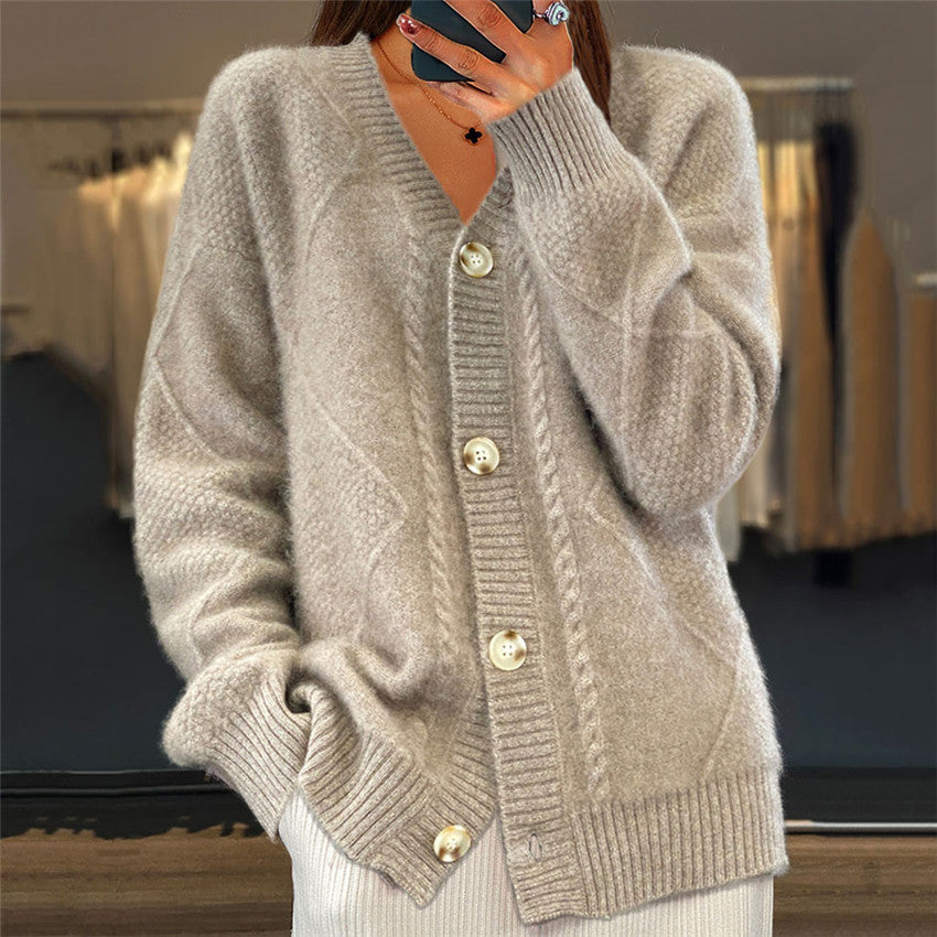Cardigan de mulher com V | fechamento por botões dianteiros, faixa de cable trim e padrões em painel diamante, silhueta relaxed