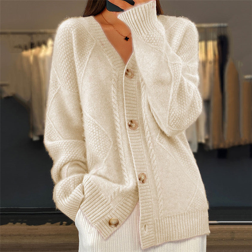 Cardigan de mulher com V | fechamento por botões dianteiros, faixa de cable trim e padrões em painel diamante, silhueta relaxed