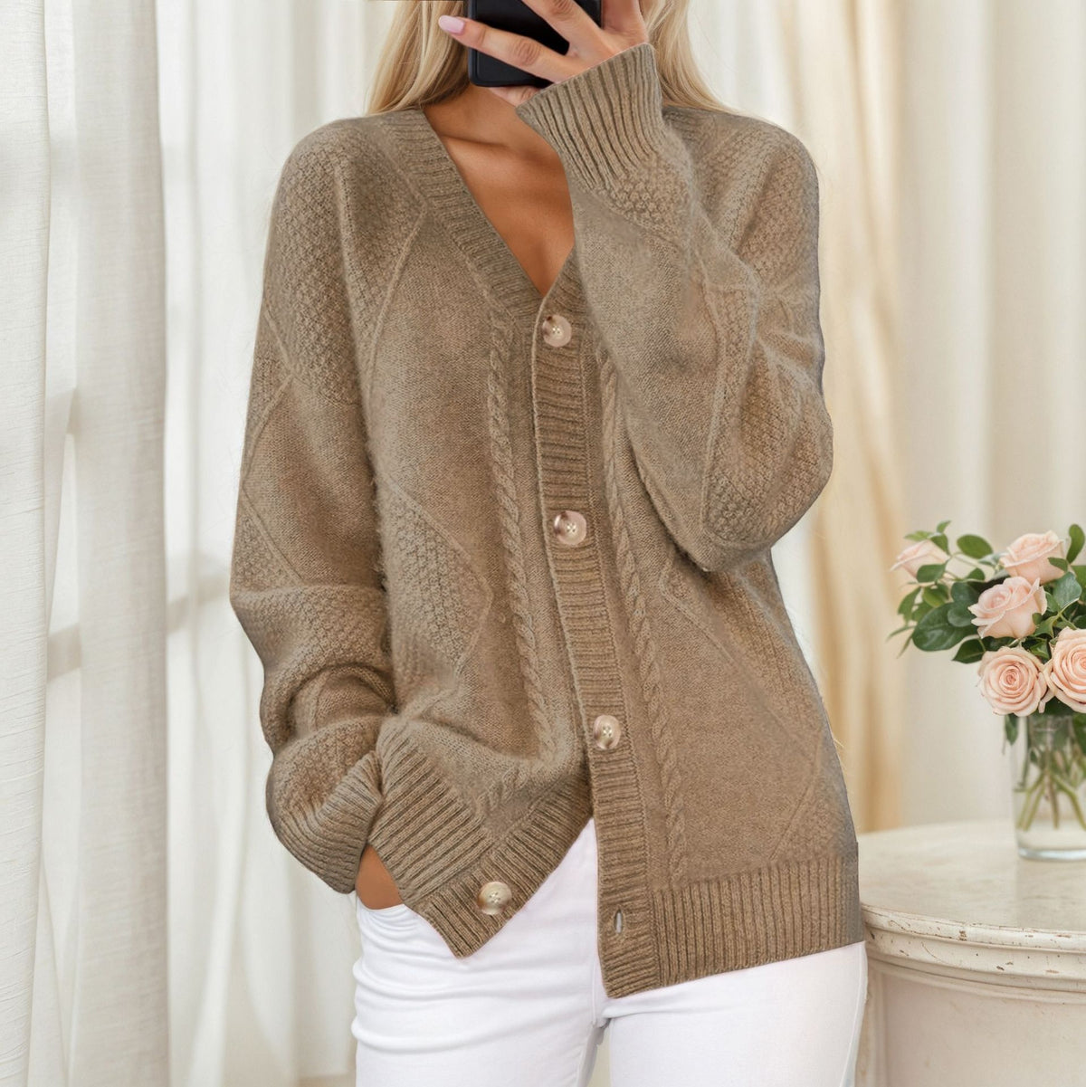 Cardigan de mulher com V | fechamento por botões dianteiros, faixa de cable trim e padrões em painel diamante, silhueta relaxed