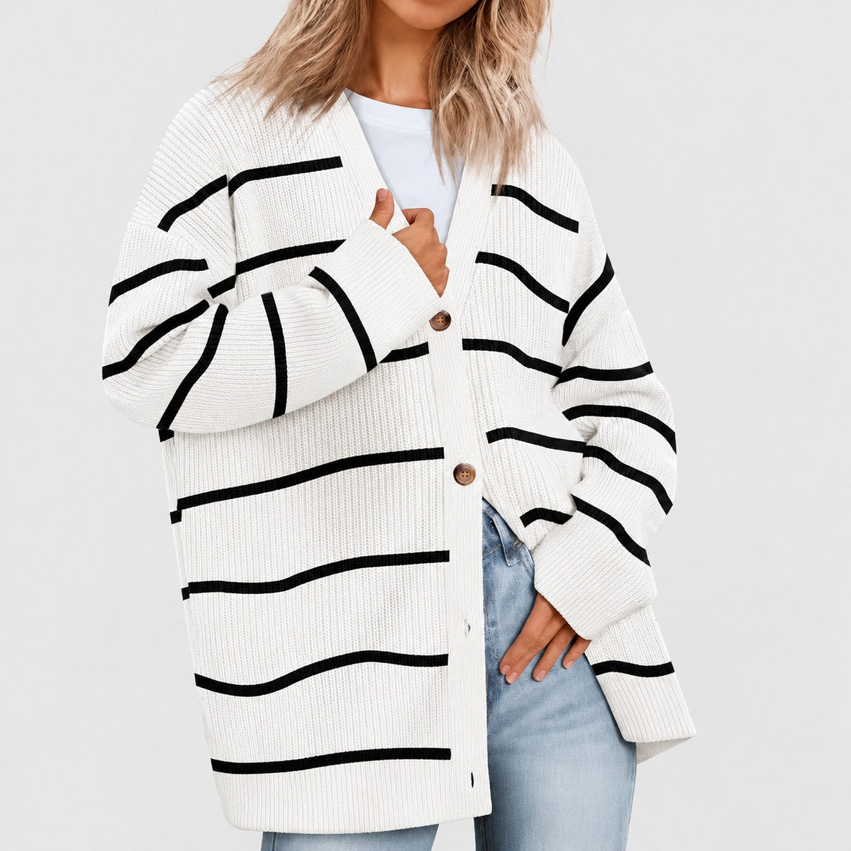 Cardigan feminino com decote V, fechamento de botões e modelagem oversized