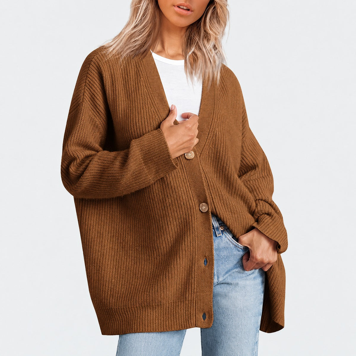 Cardigan feminino com decote V, fechamento de botões e modelagem oversized