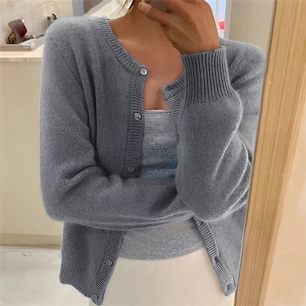 Cardigan feminino com fechamento de botões, punhos canelados e corte regular
