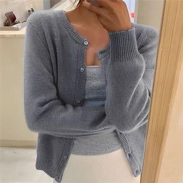 Cardigan feminino com fechamento de botões, punhos canelados e corte regular