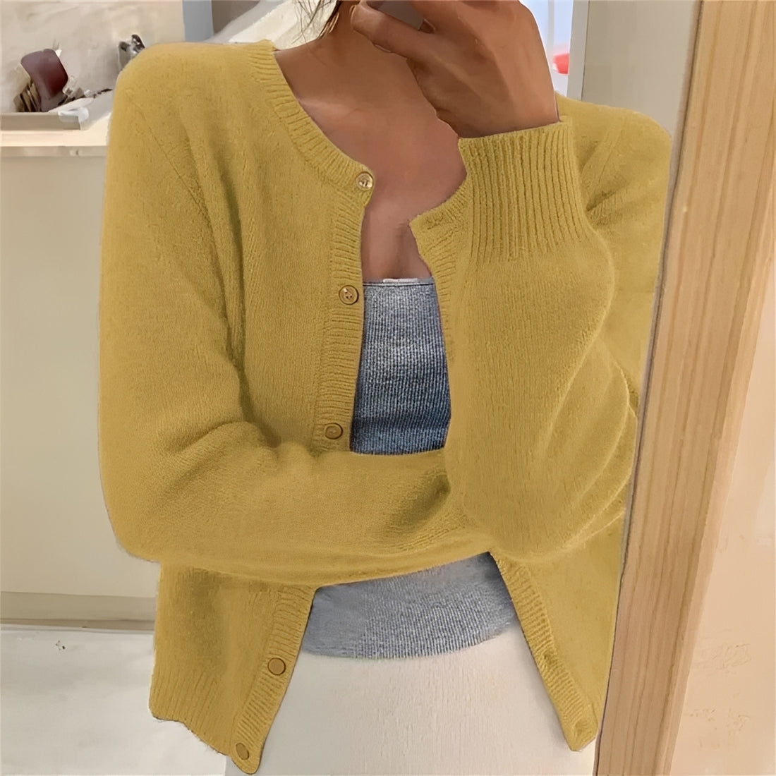Cardigan feminino com fechamento de botões, punhos canelados e corte regular