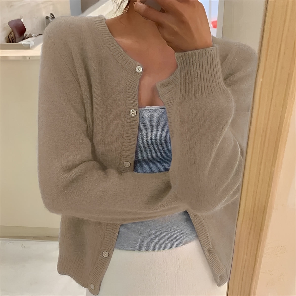 Cardigan feminino com fechamento de botões, punhos canelados e corte regular