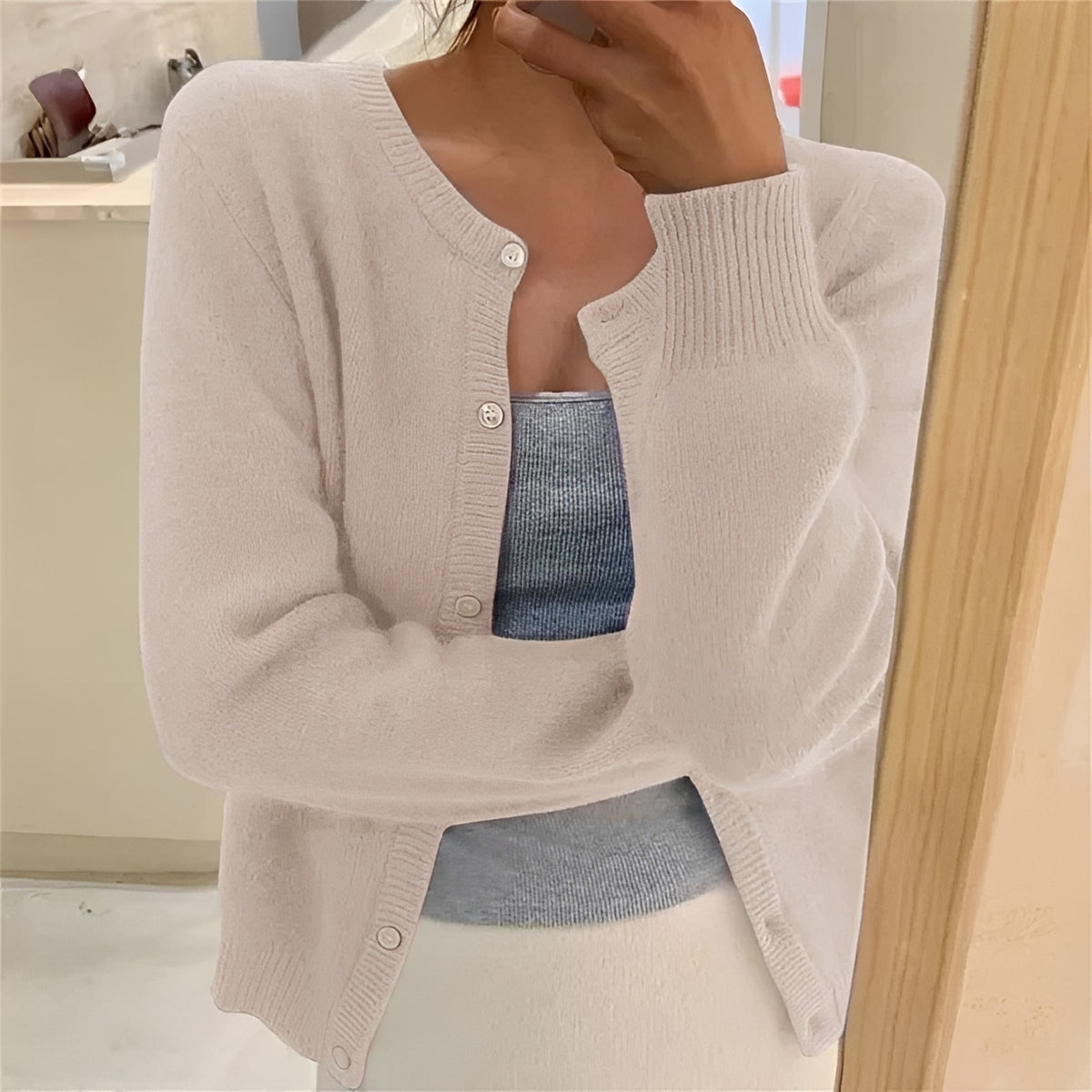 Cardigan feminino com fechamento de botões, punhos canelados e corte regular
