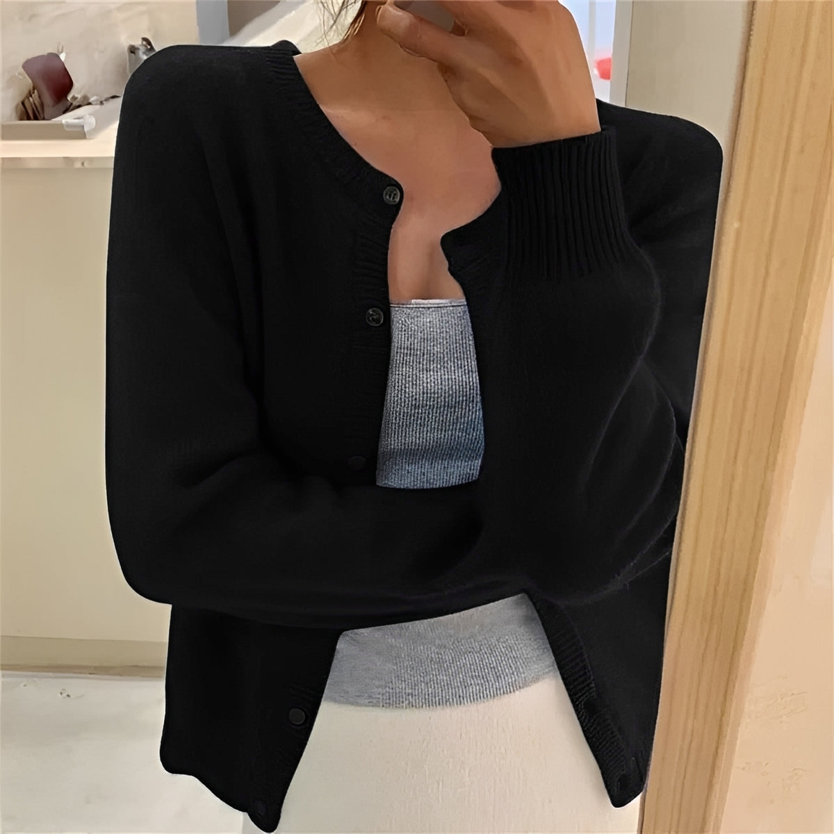 Cardigan feminino com fechamento de botões, punhos canelados e corte regular