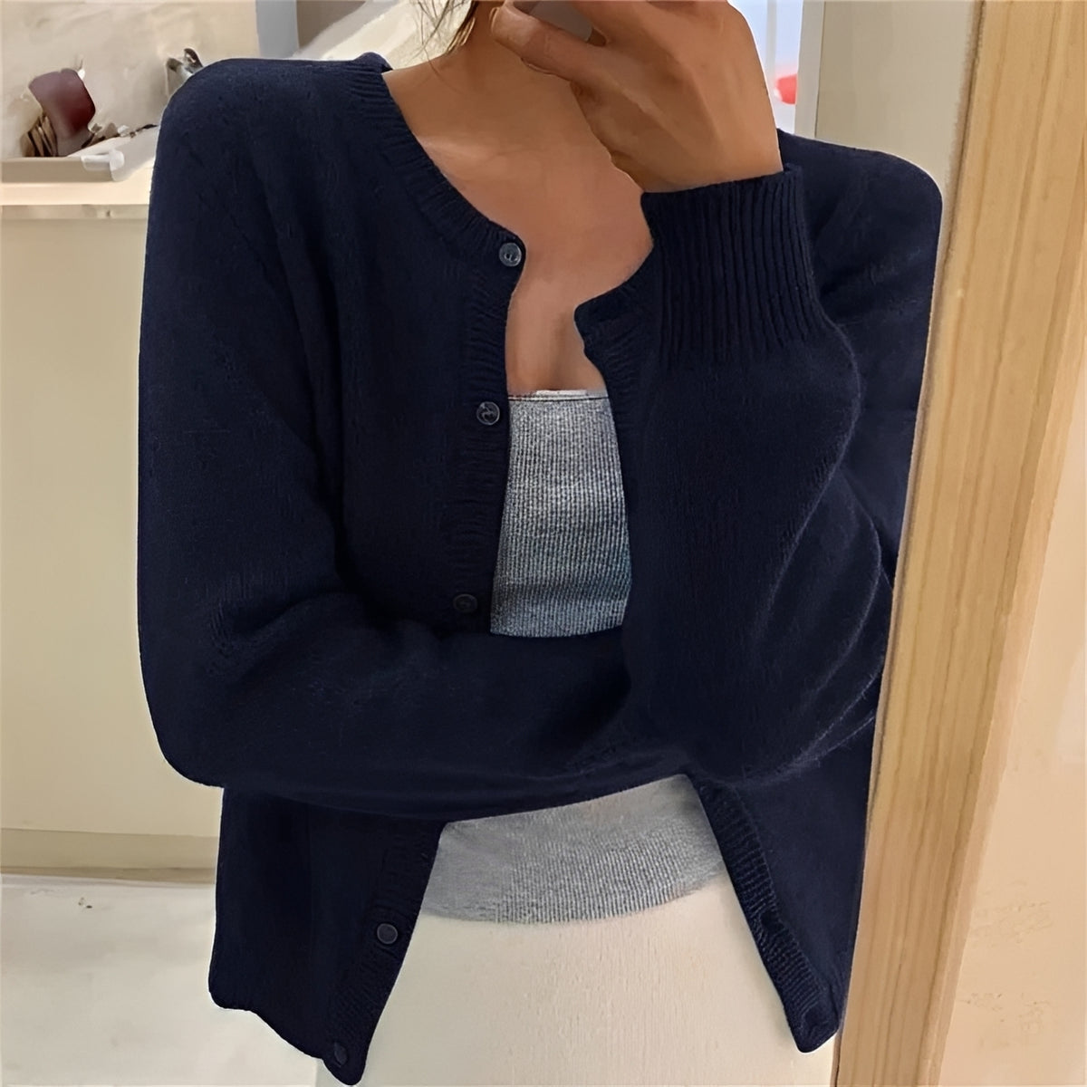 Cardigan feminino com fechamento de botões, punhos canelados e corte regular