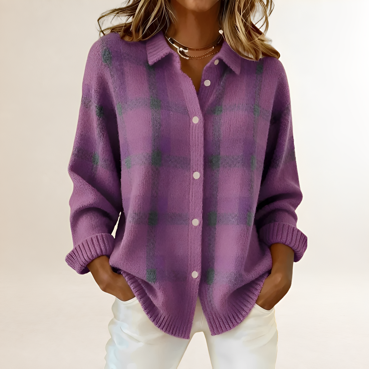 Cardigan feminino com padrão xadrez, fechamento de botões e caimento relaxed