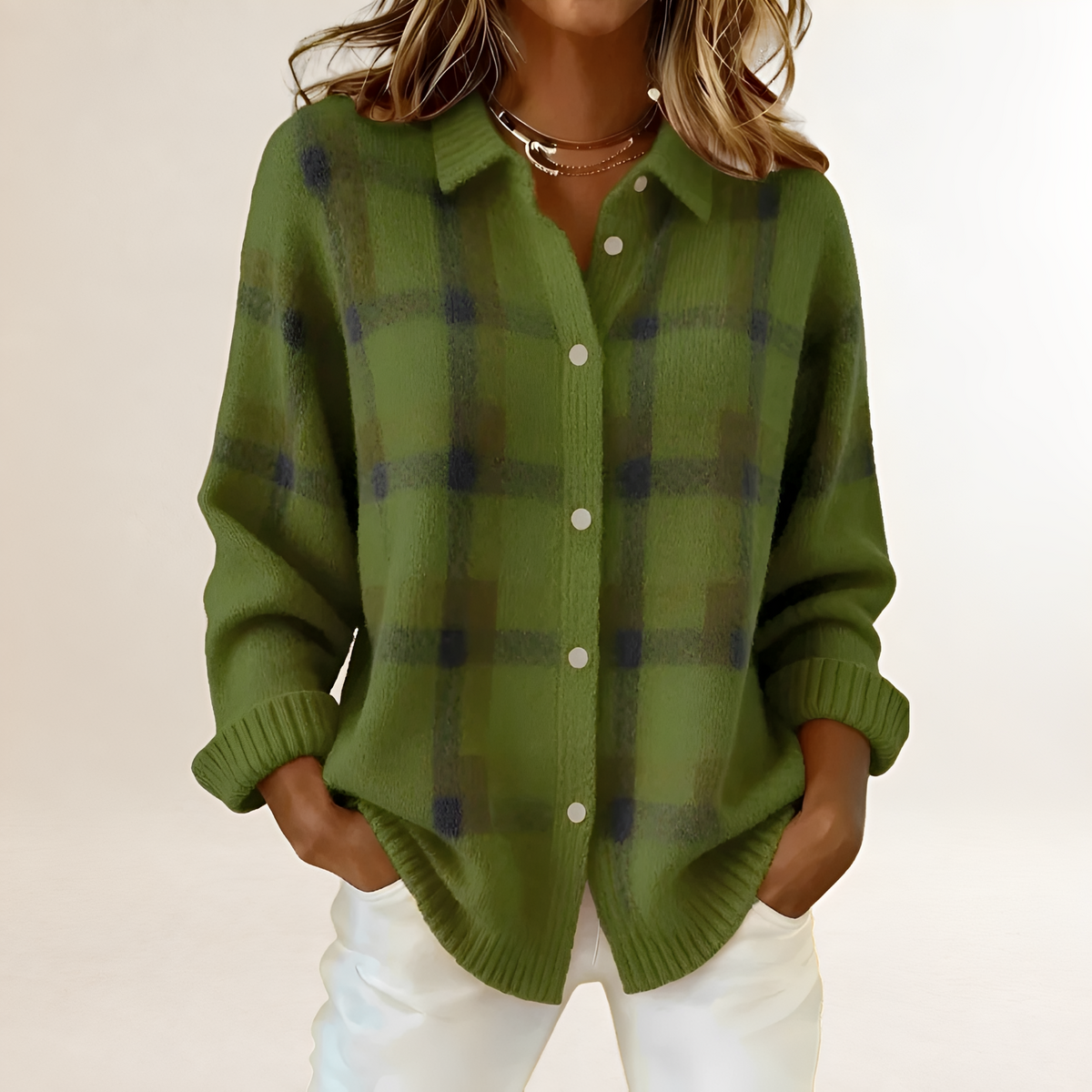 Cardigan feminino com padrão xadrez, fechamento de botões e caimento relaxed
