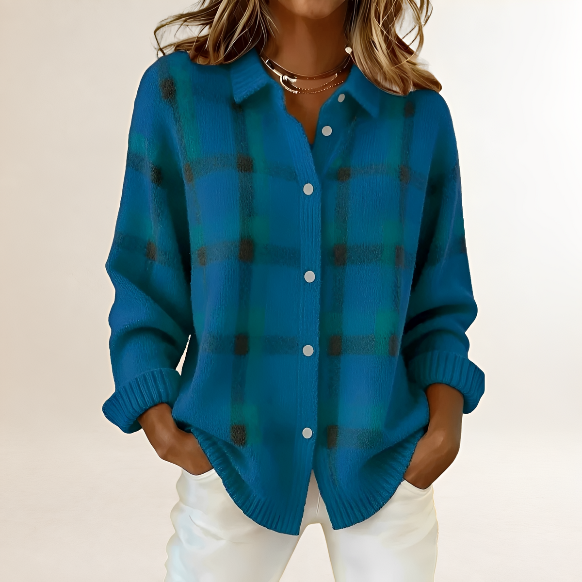 Cardigan feminino com padrão xadrez, fechamento de botões e caimento relaxed