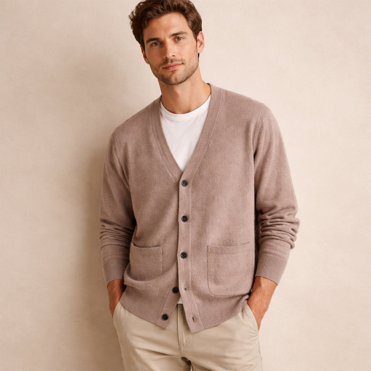 Cardigan masculino com decote V, fechamento de botões e bolso frontal - corte relaxado