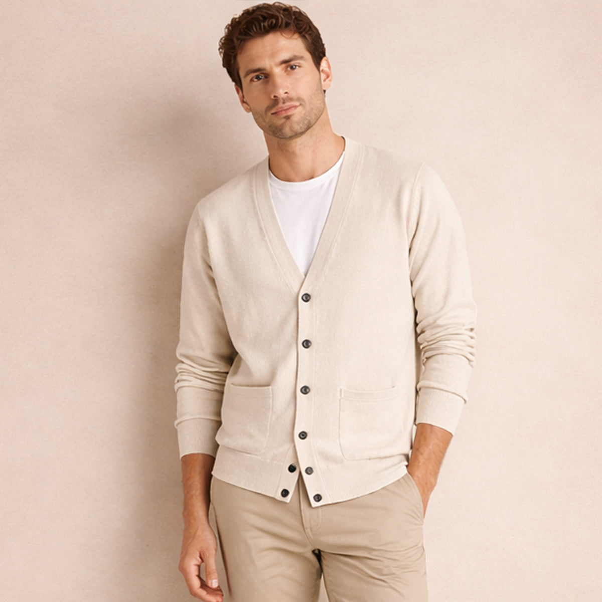 Cardigan masculino com decote V, fechamento de botões e bolso frontal - corte relaxado
