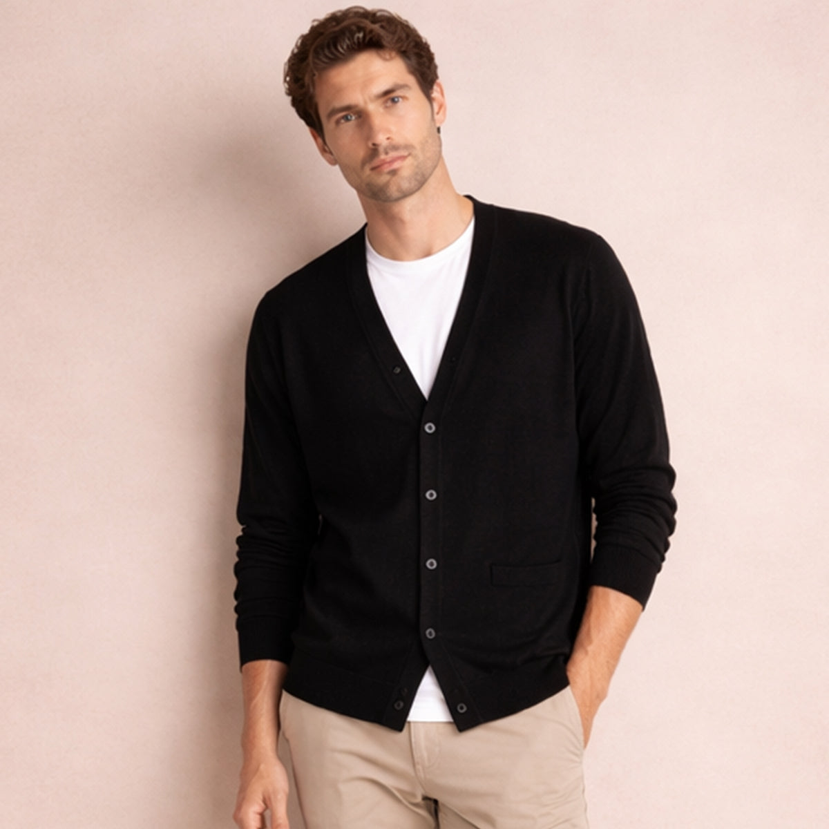 Cardigan masculino com decote V, fechamento de botões e bolso frontal - corte relaxado