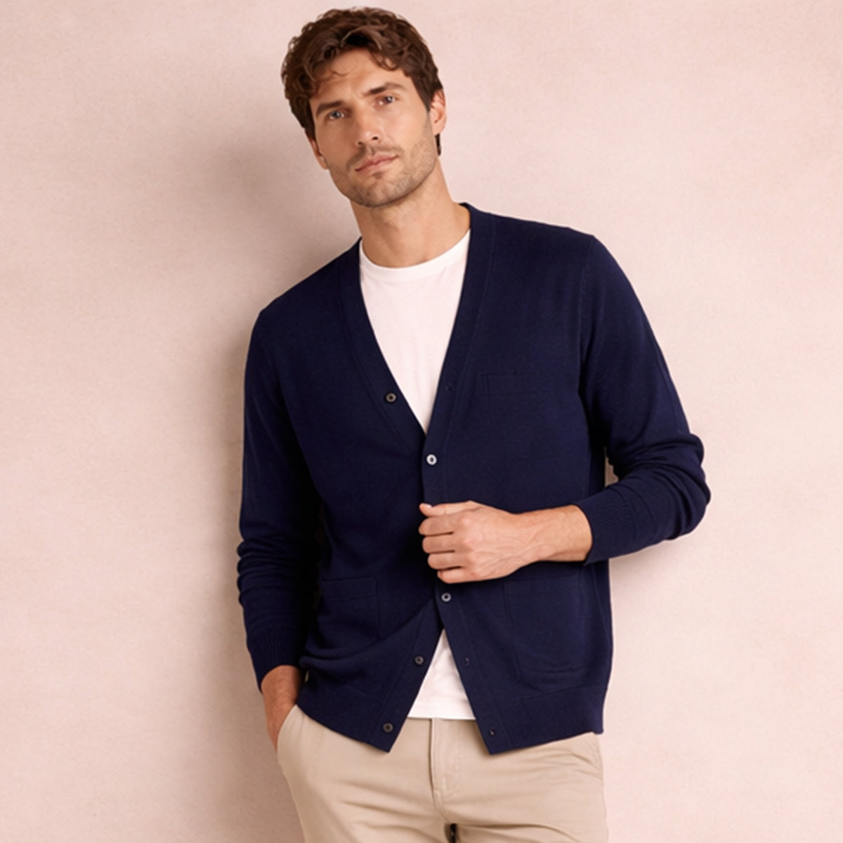 Cardigan masculino com decote V, fechamento de botões e bolso frontal - corte relaxado