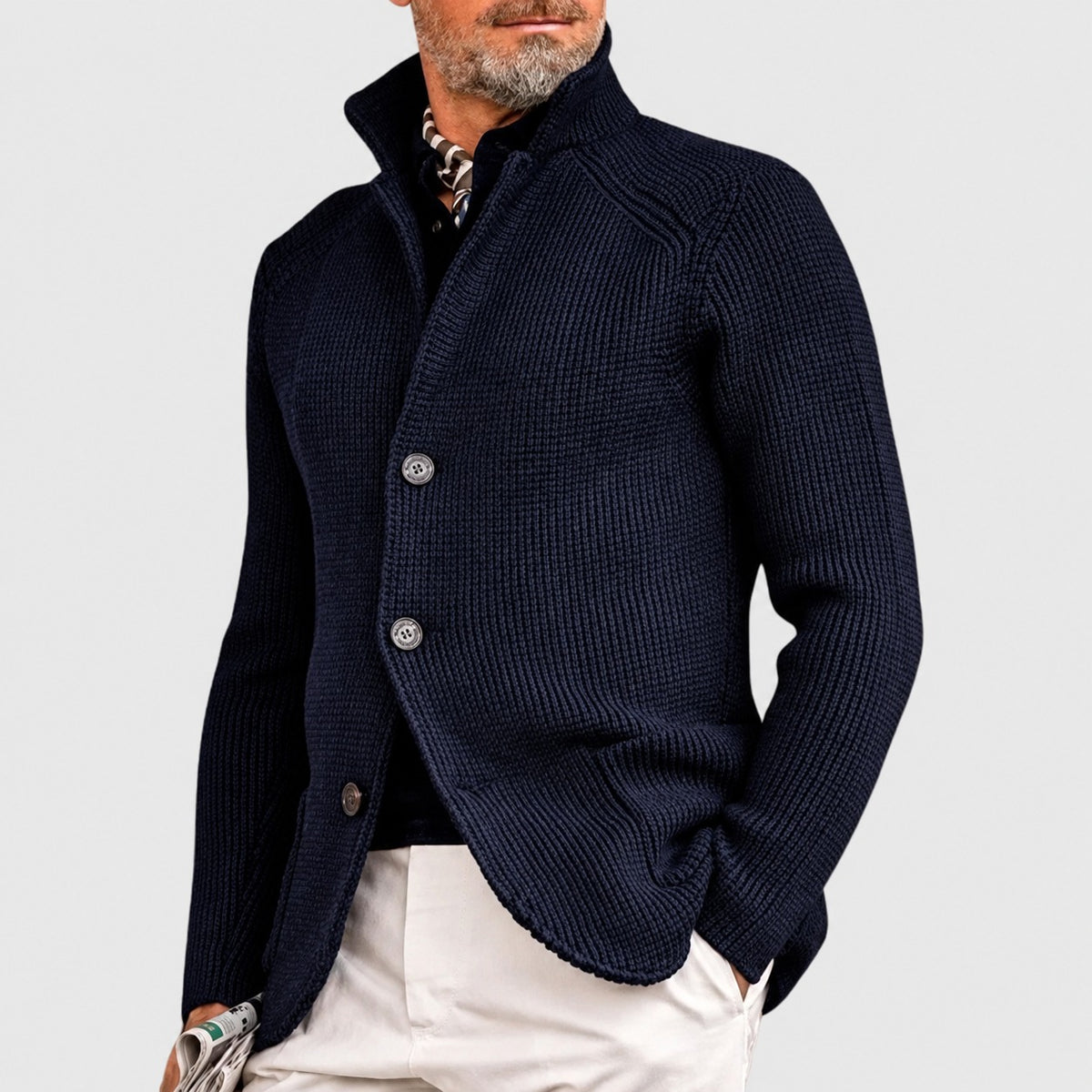 Cardigan masculino com fechamento de botões, gola shawl e modelagem regular