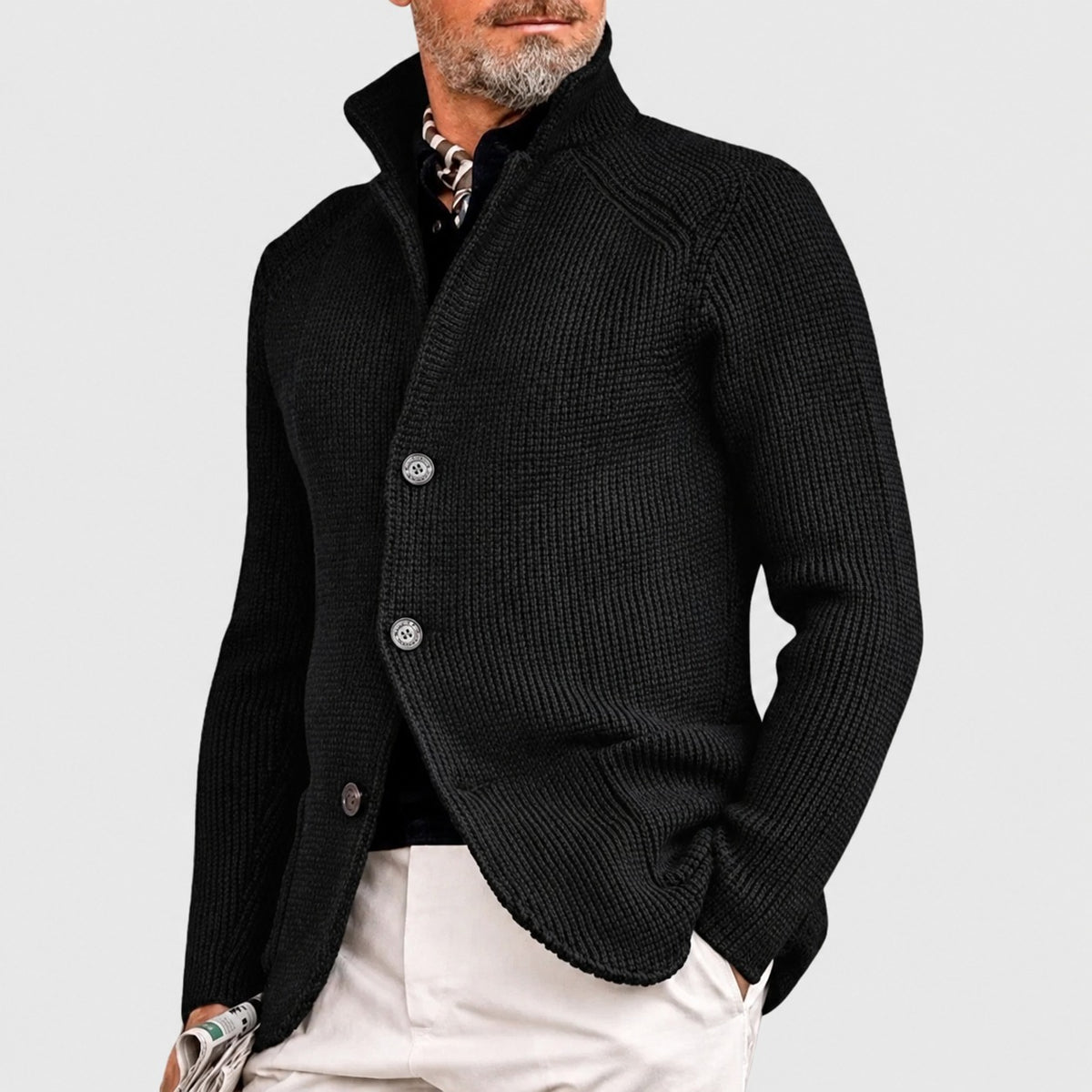 Cardigan masculino com fechamento de botões, gola shawl e modelagem regular