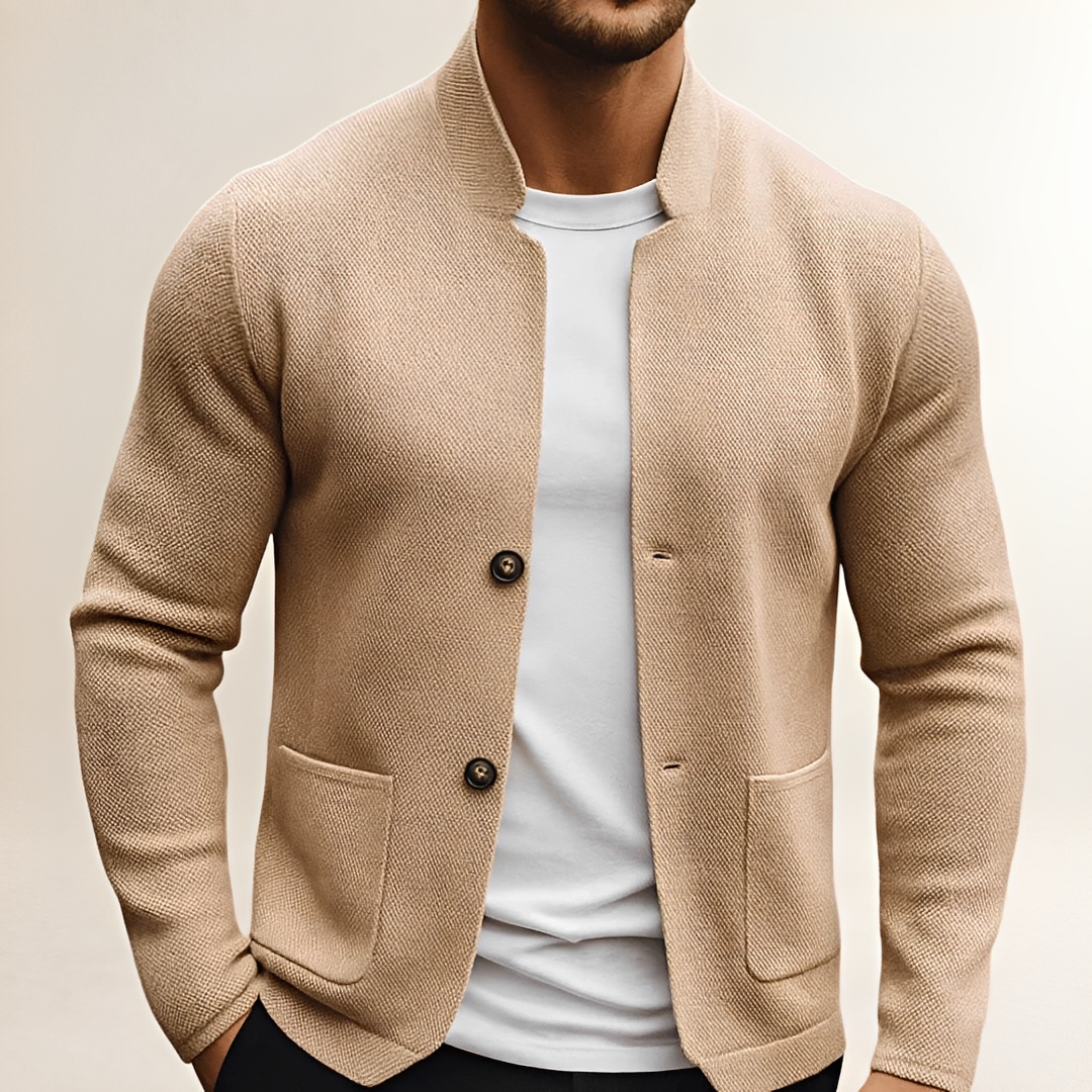 Cardigan masculino com gola alta em pé, fechamento de dois botões, bolsos patch, acabamento texturizado, corte regular, comprimento até o quadril
